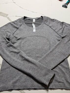 lululemon women’s Gray Performance Long-Sleeve Shirt -